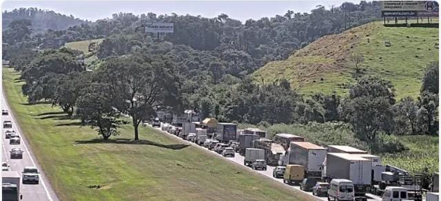 Colisão entre caminhões para trânsito na Bandeirantes